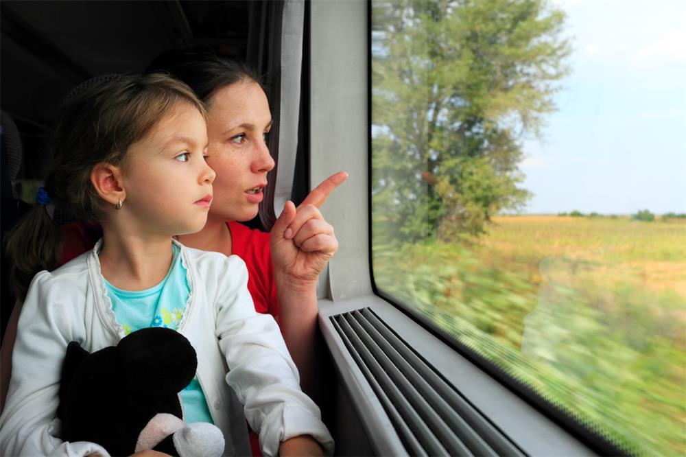 мама с дочкой в поезде